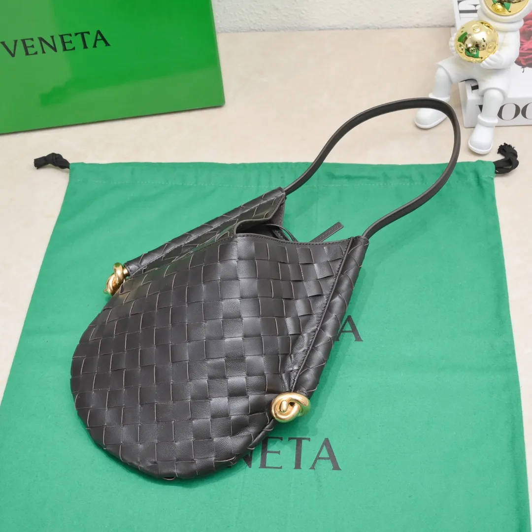 Batch 1700 #BottegaVeneta Bottega Veneta Yang Mi's same style Solstice Shoulder Ba's latest bag type also comes with a small bag inside. Very casual style 🔥 High-end, quiet and simple bag from BV show, "Solstice" dark green, black, ice cream color, various colors present different aesthetics The knots made with jewelry-grade craftsmanship, under the collision of soft leather and metal, present a unique sense of high-end. Elegant, casual, and unique. Style number: 0898 Size: 26*3*30cm